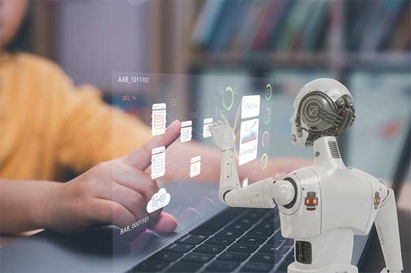 Robot e individuo colaboran frente a una interfaz digital para crear campañas de marketing con inteligencia artificial.