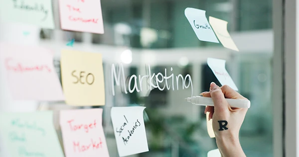 Agencia de marketing digital optimiza una campaña de Performance Max en 2026