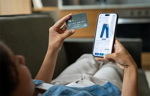 Usuario realiza una compra online tras campaña de Google Ads y Meta Ads.