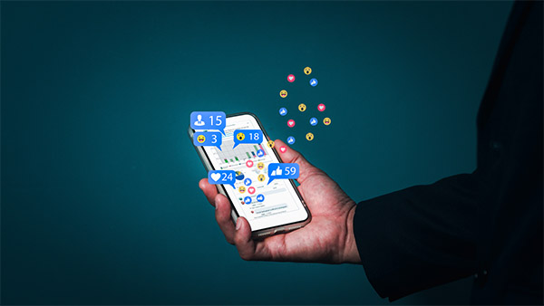 Usuario observa interacciones generadas por una campaña de Meta Ads