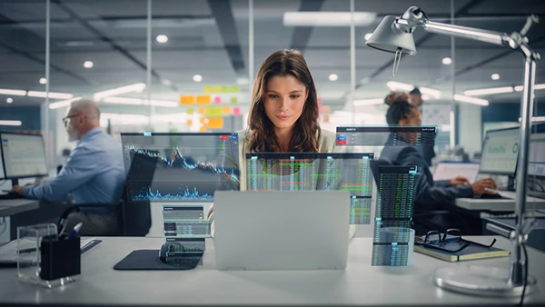 Profesional analiza campañas y datos con inteligencia artificial