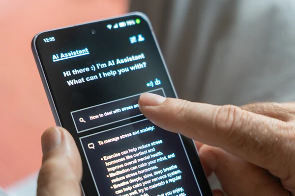 Usuario consulta a un asistente de inteligencia artificial móvil
