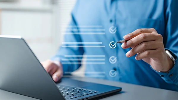 Profesional revisa ajustes del CPA objetivo en una computadora