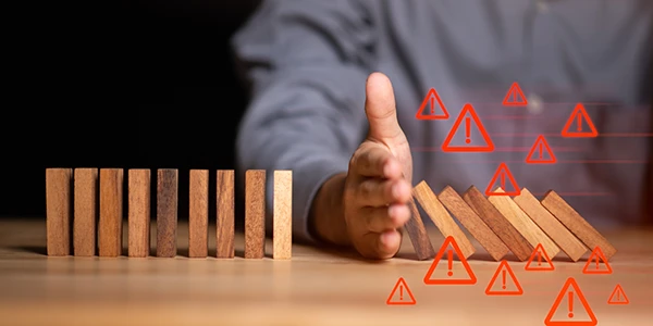 Persona detiene errores y riesgos en una estrategia publicitaria