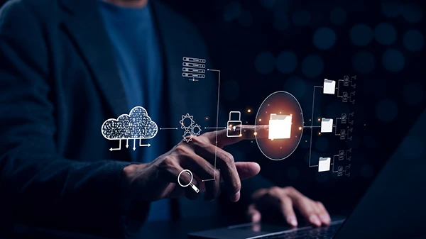 Persona integra datos digitales desde una computadora portátil