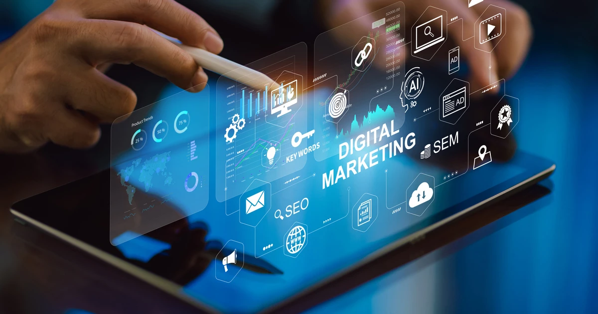Persona analiza canales digitales en una estrategia Full Funnel