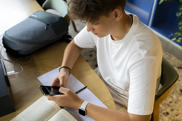 Joven utiliza una plataforma de inteligencia artificial en celular
