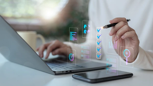 Profesional revisa métricas y recomendaciones de Meta AI en laptop