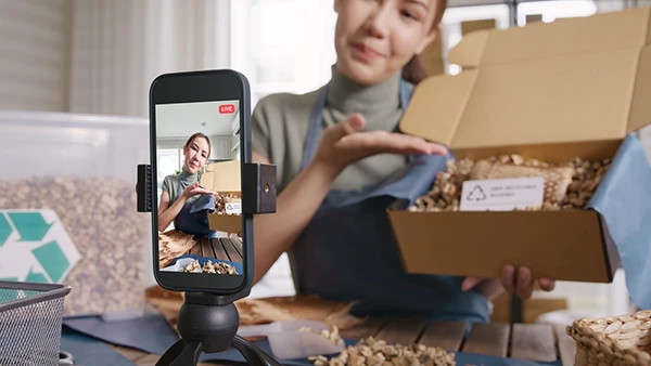 Emprendedora realiza una venta en vivo desde su teléfono móvil