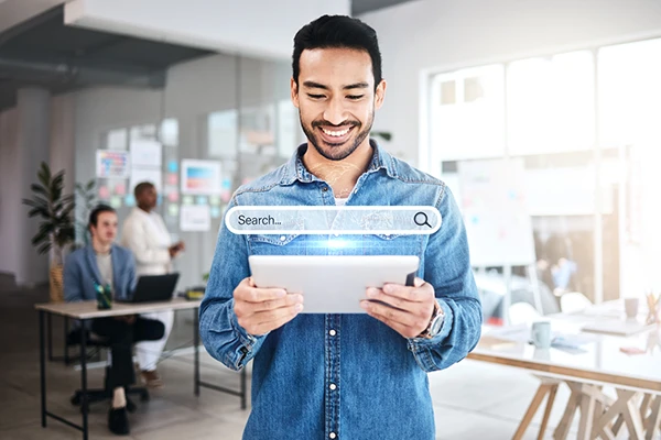Hombre usando una tablet con una barra de búsqueda digital superpuesta