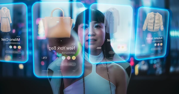Mujer frente a paneles digitales con bolsos y prendas de vestir