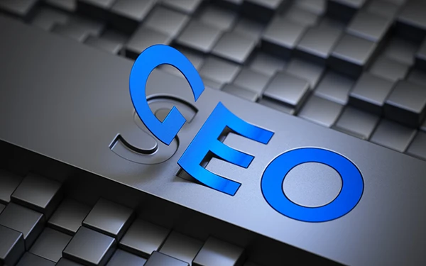 Letras azules de GEO sobre una superficie con bloques metálicos