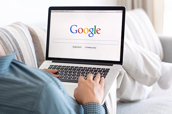 Persona usando una laptop con la página del buscador Google abierta