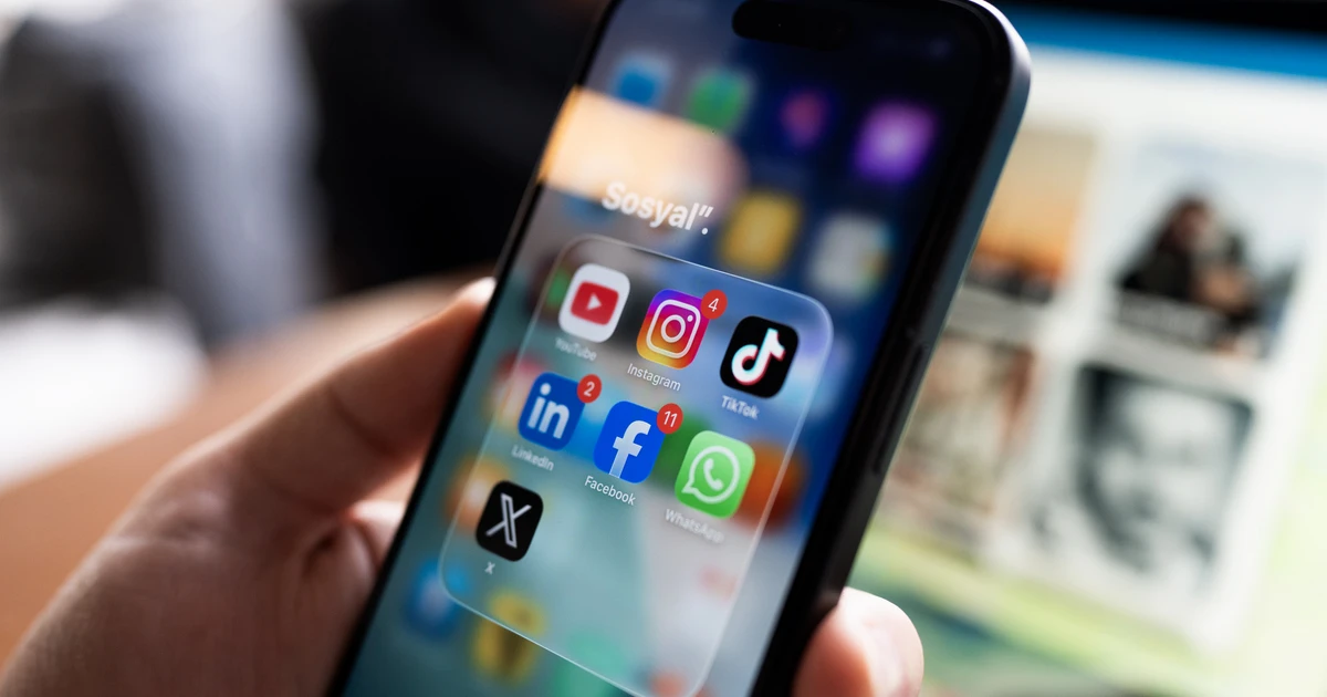 Teléfono con iconos de YouTube, Instagram, TikTok y otras redes