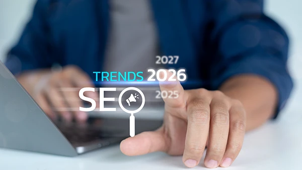 Persona frente a una laptop con texto sobre tendencias SEO de 2026